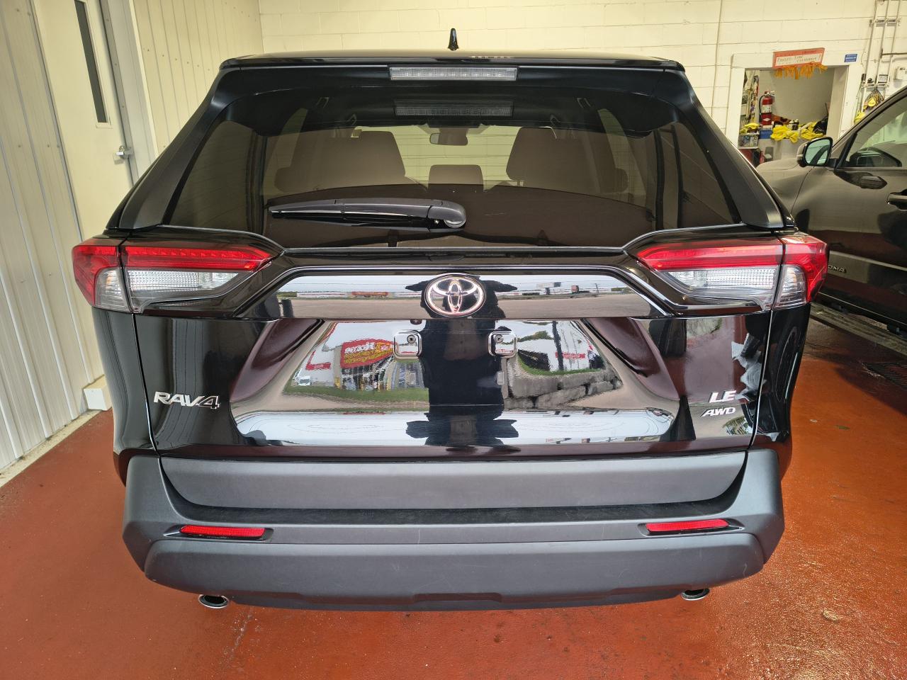 2022 Toyota RAV4 LE Photo0