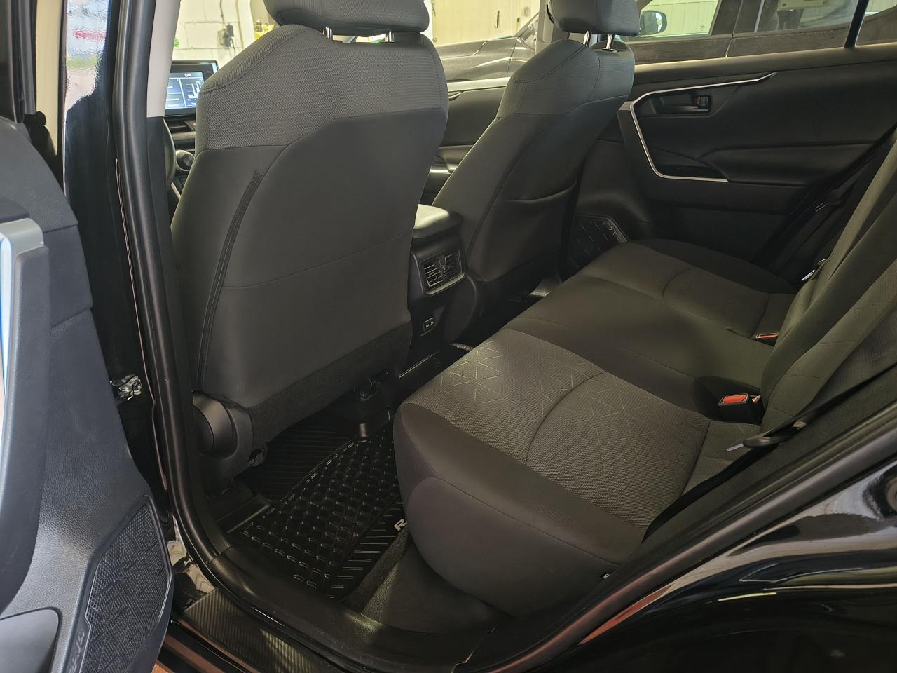 2022 Toyota RAV4 LE Photo0