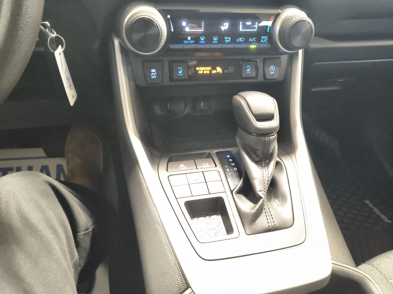2022 Toyota RAV4 LE Photo0