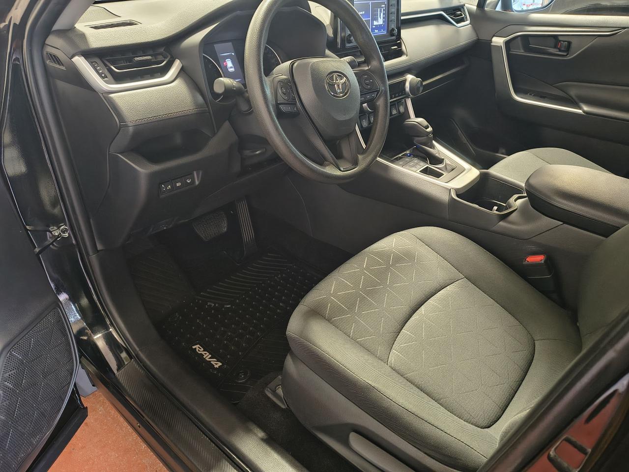 2022 Toyota RAV4 LE Photo0