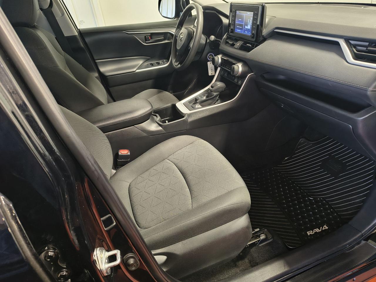 2022 Toyota RAV4 LE Photo0