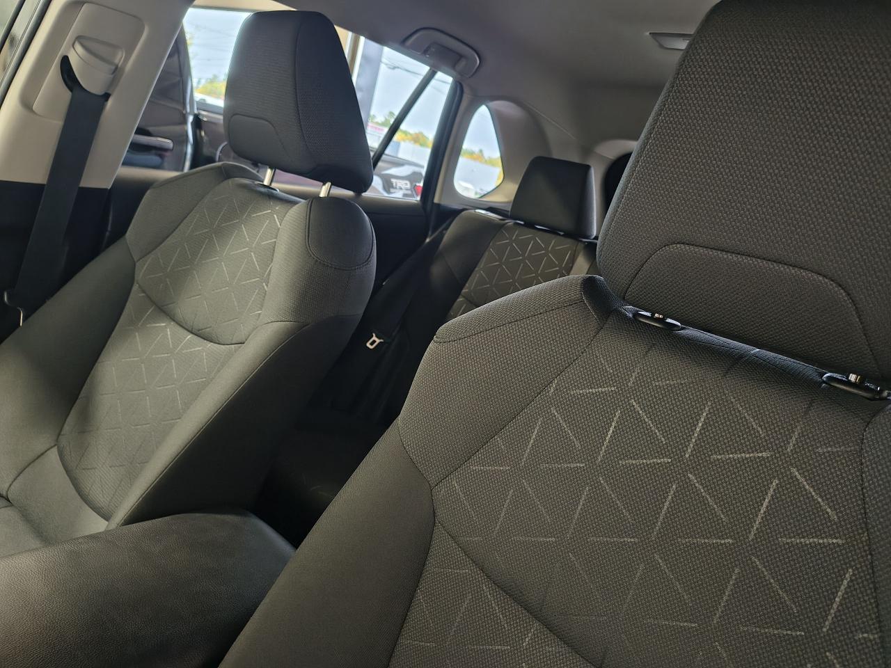 2022 Toyota RAV4 LE Photo0