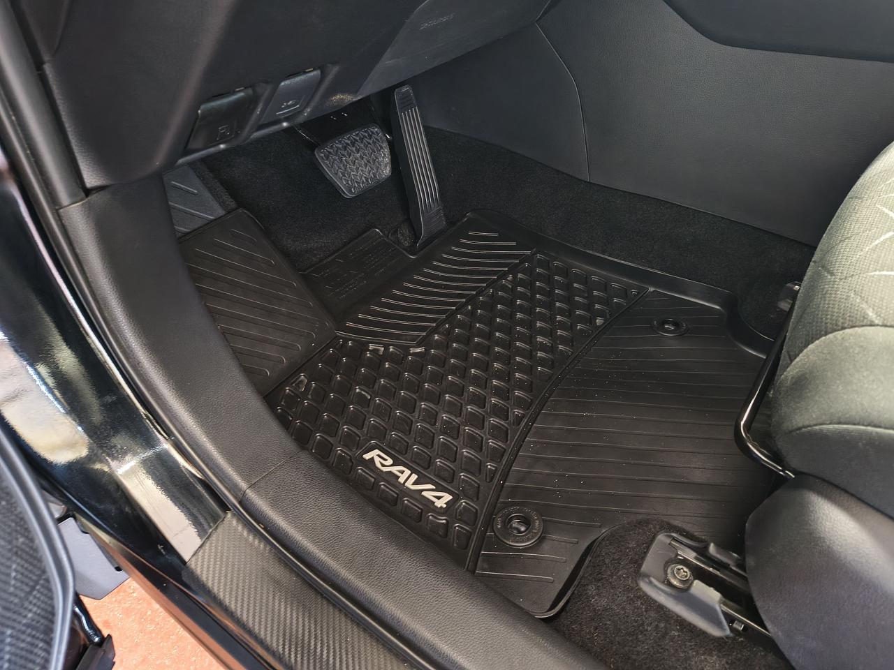 2022 Toyota RAV4 LE Photo0