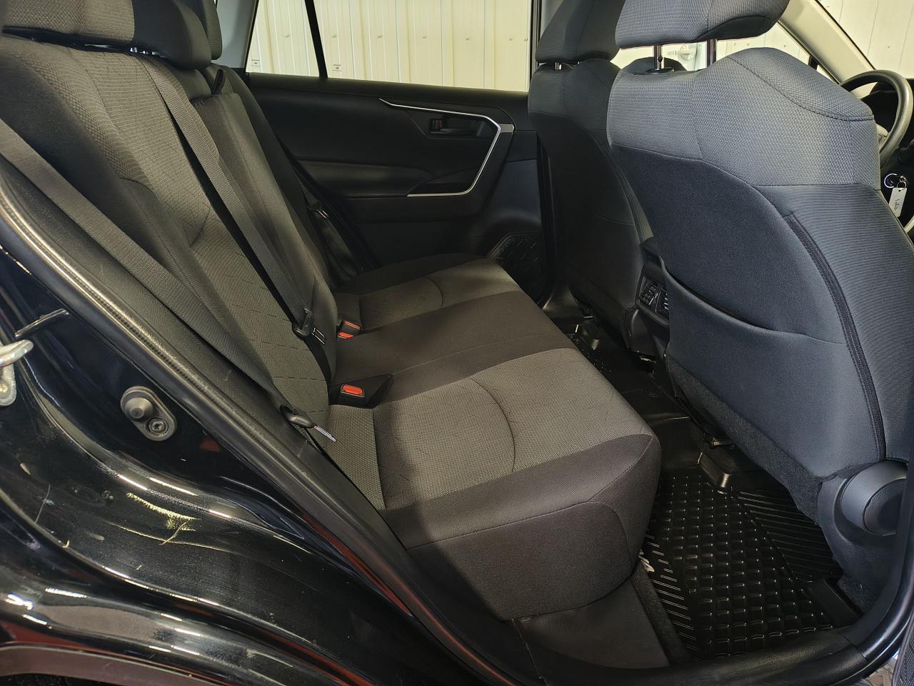 2022 Toyota RAV4 LE Photo0