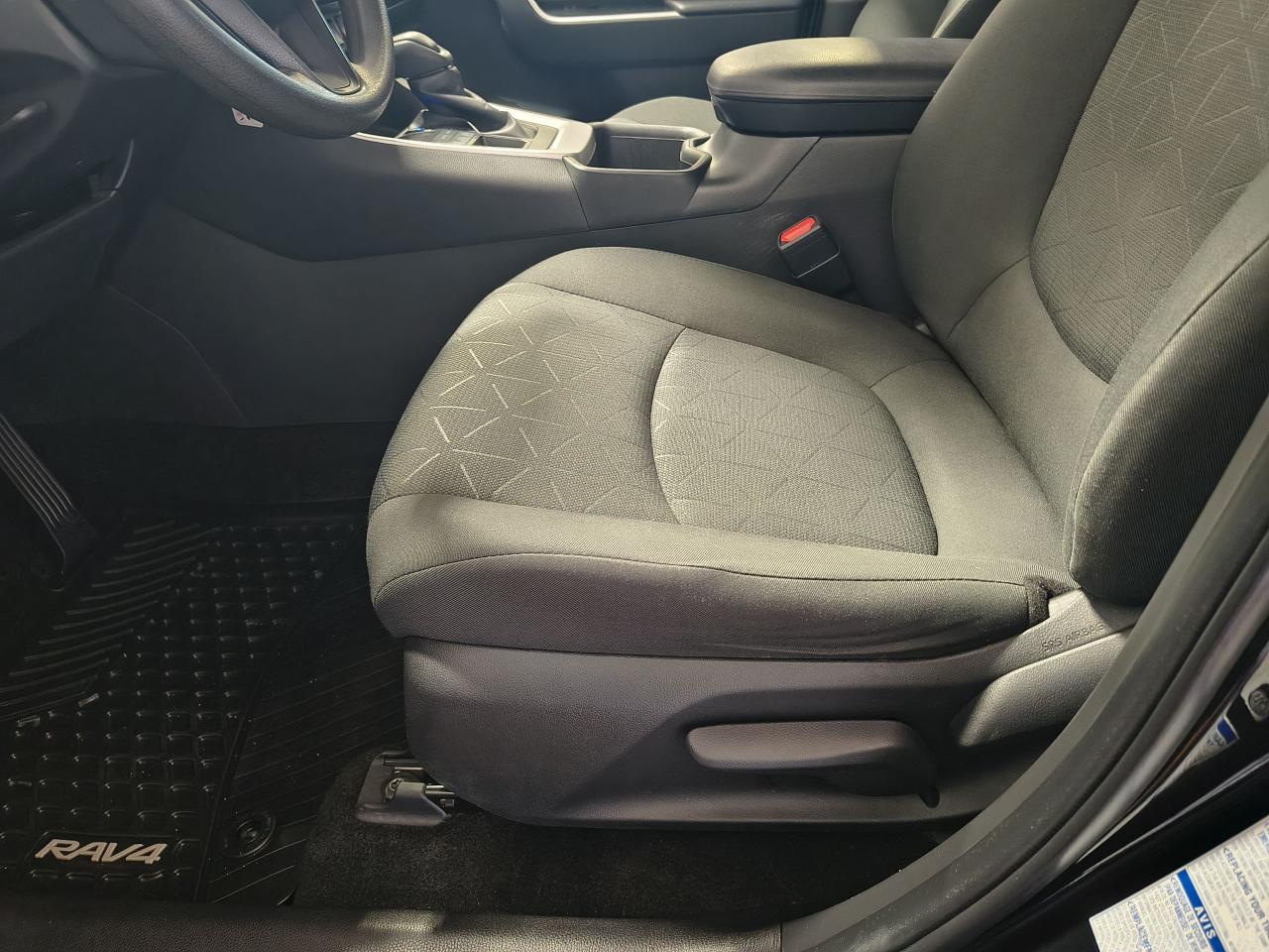 2022 Toyota RAV4 LE Photo0