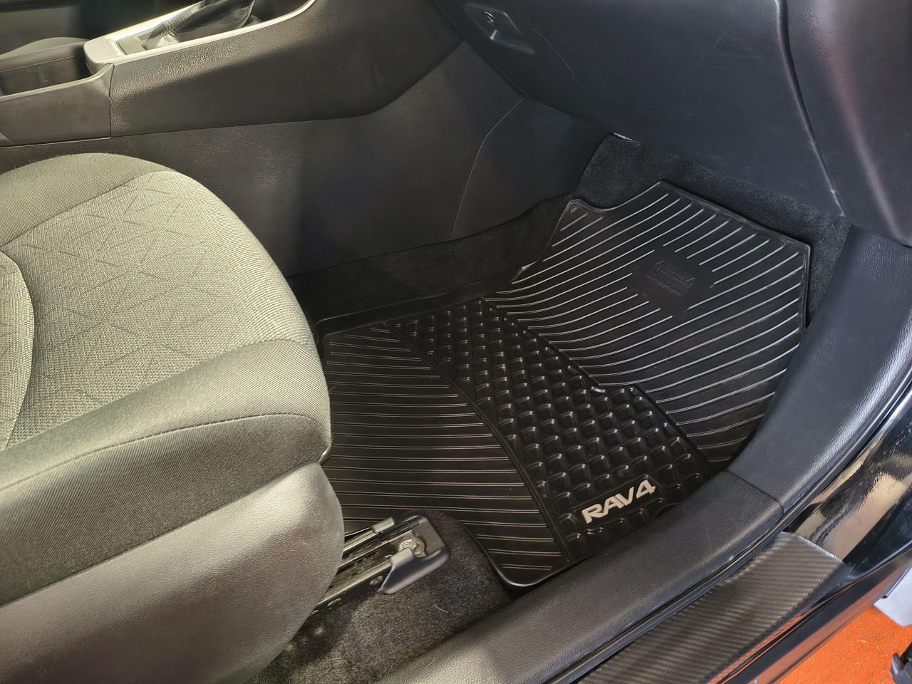 2022 Toyota RAV4 LE Photo0