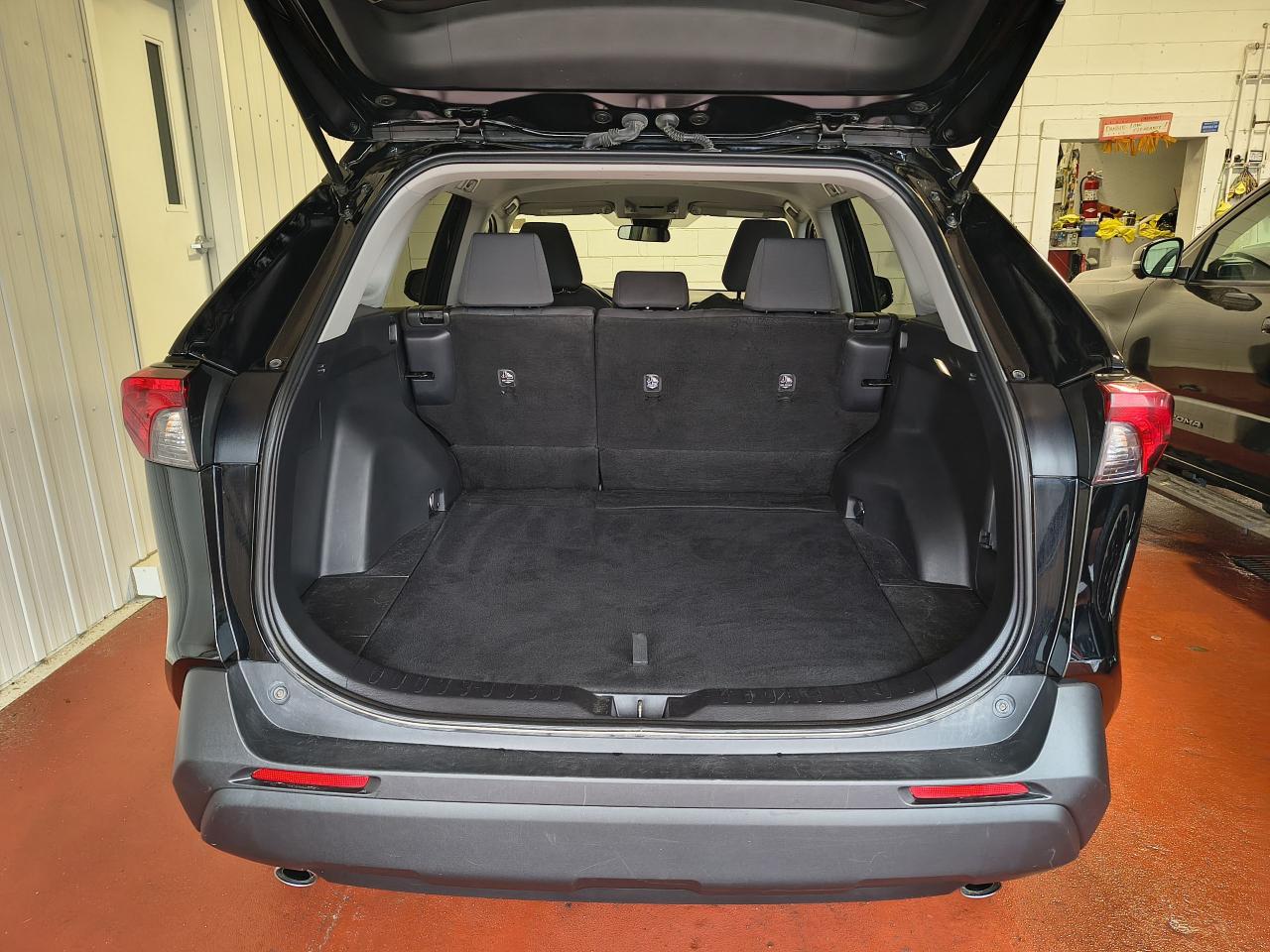 2022 Toyota RAV4 LE Photo0