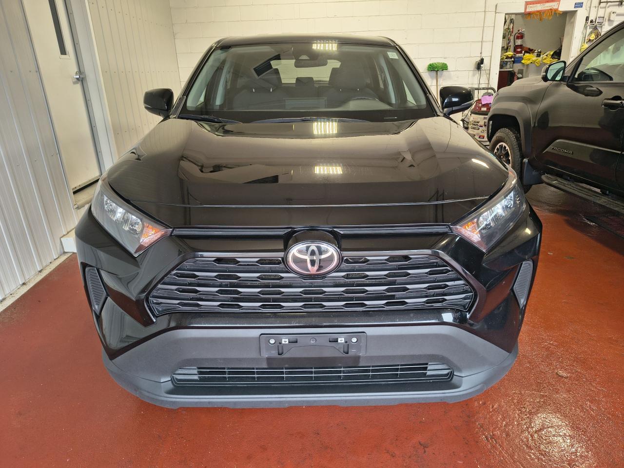2022 Toyota RAV4 LE Photo0