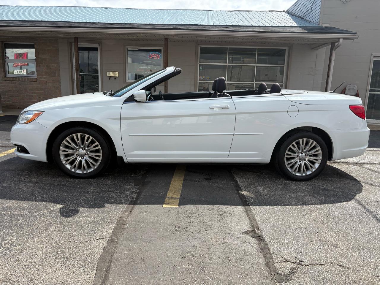 2013 Chrysler 200 Touring Photo2