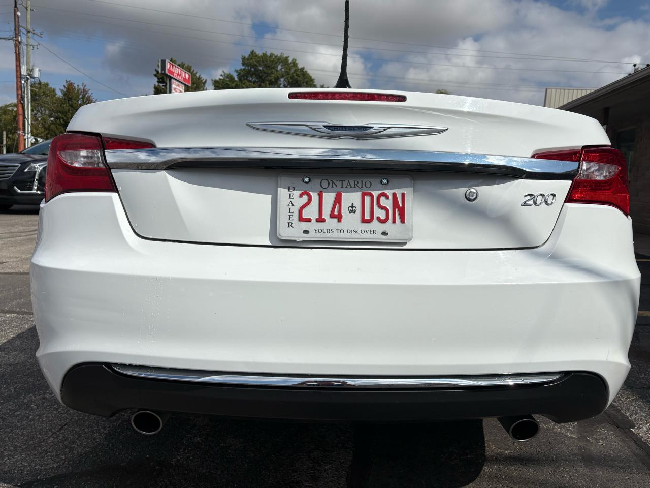 2013 Chrysler 200 Touring Photo4