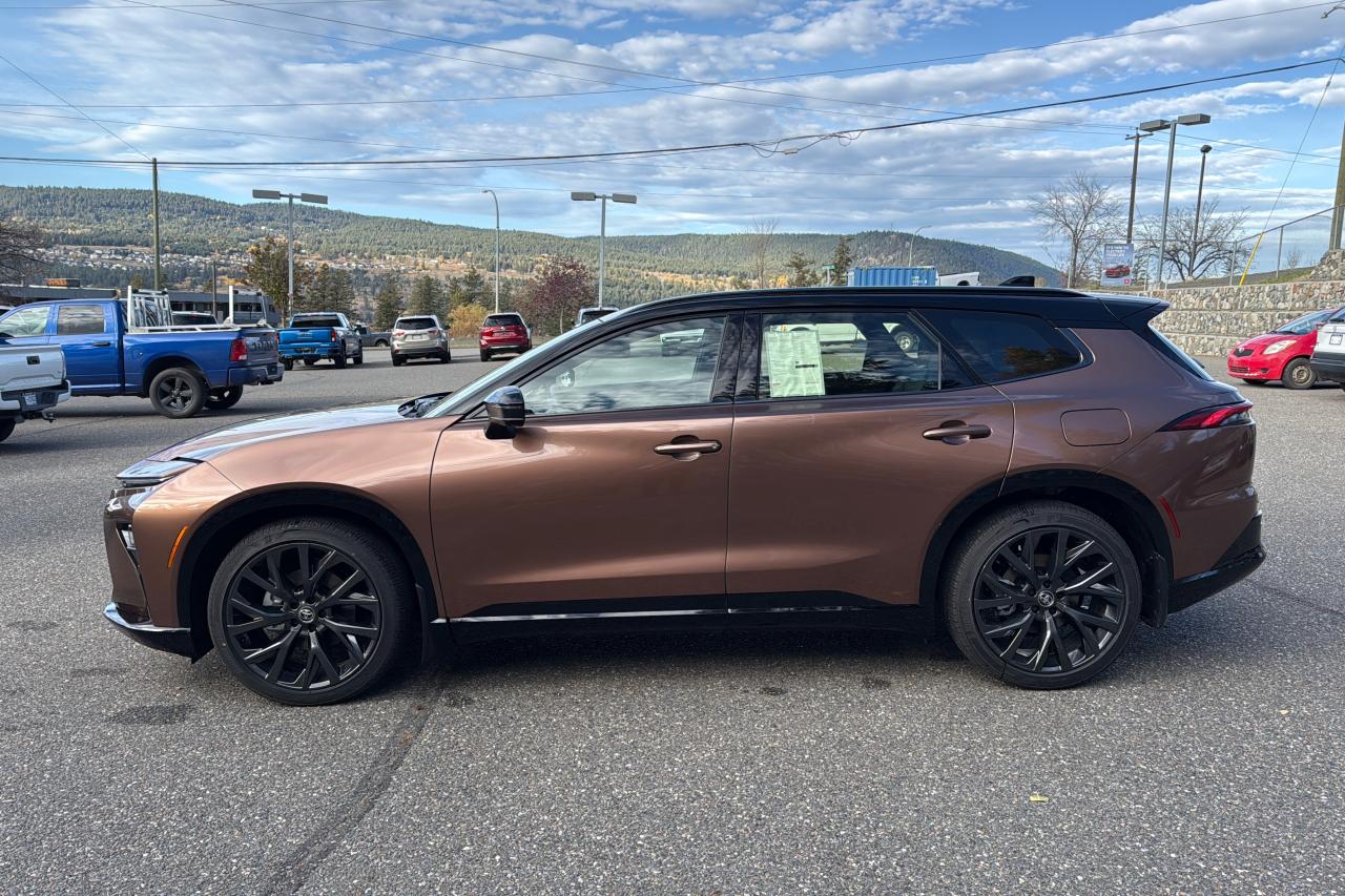 2025 Toyota Crown Signia Limited Advanced Tech Package Photo3