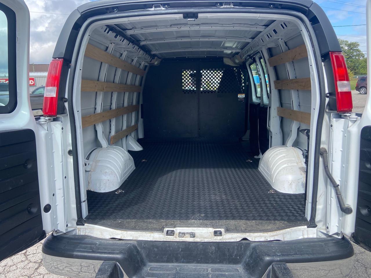 2023 GMC Savana Cargo Van  - Photo #10