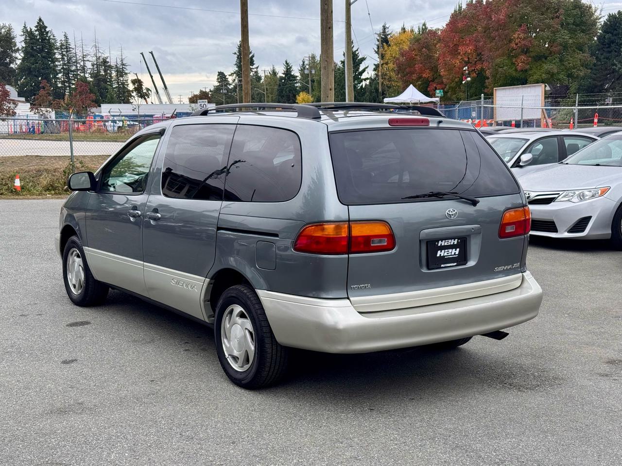 1998 Toyota Sienna LE Photo7