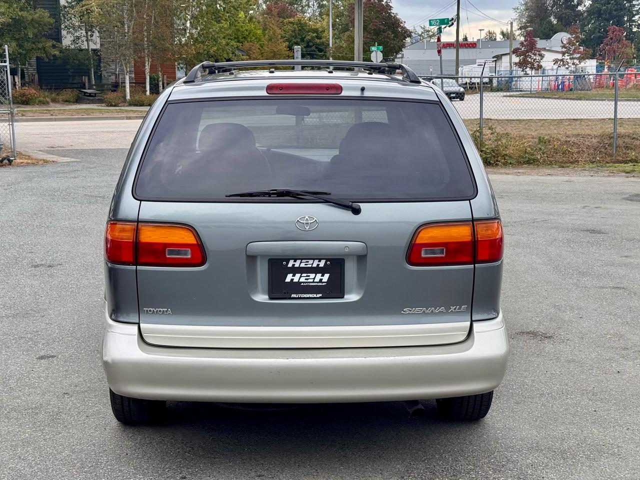 1998 Toyota Sienna LE Photo6