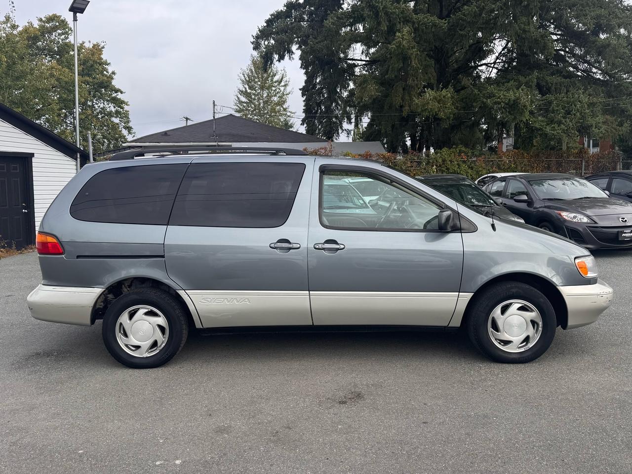 1998 Toyota Sienna LE Photo4