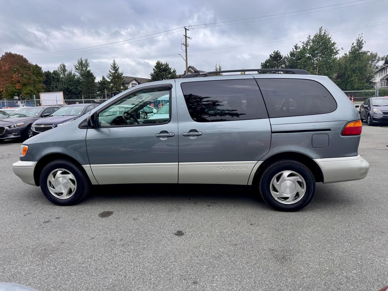 1998 Toyota Sienna LE Photo8