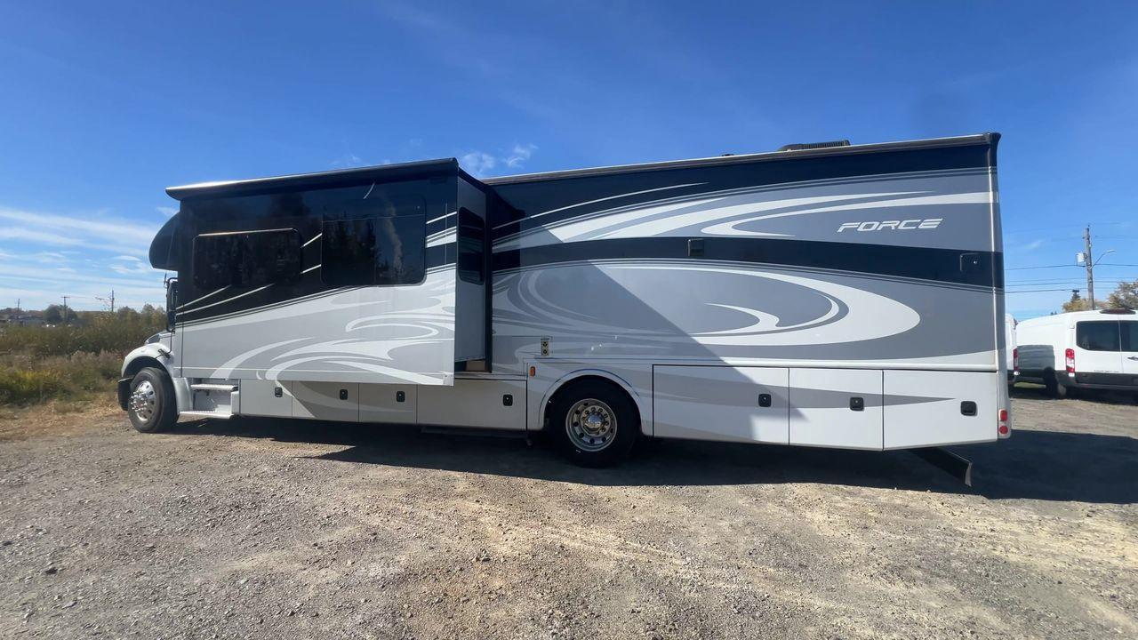 2015 Freightliner MOTORHOME - FORCEFRC37 MOTORHOME- 38FT, A/C, 6 SLEEPS, POWER STEPS, 2 COUCH, 2 CHAIRS, STOVE, MICROWAVE, FRIDGE, TV, BATHRO Photo4
