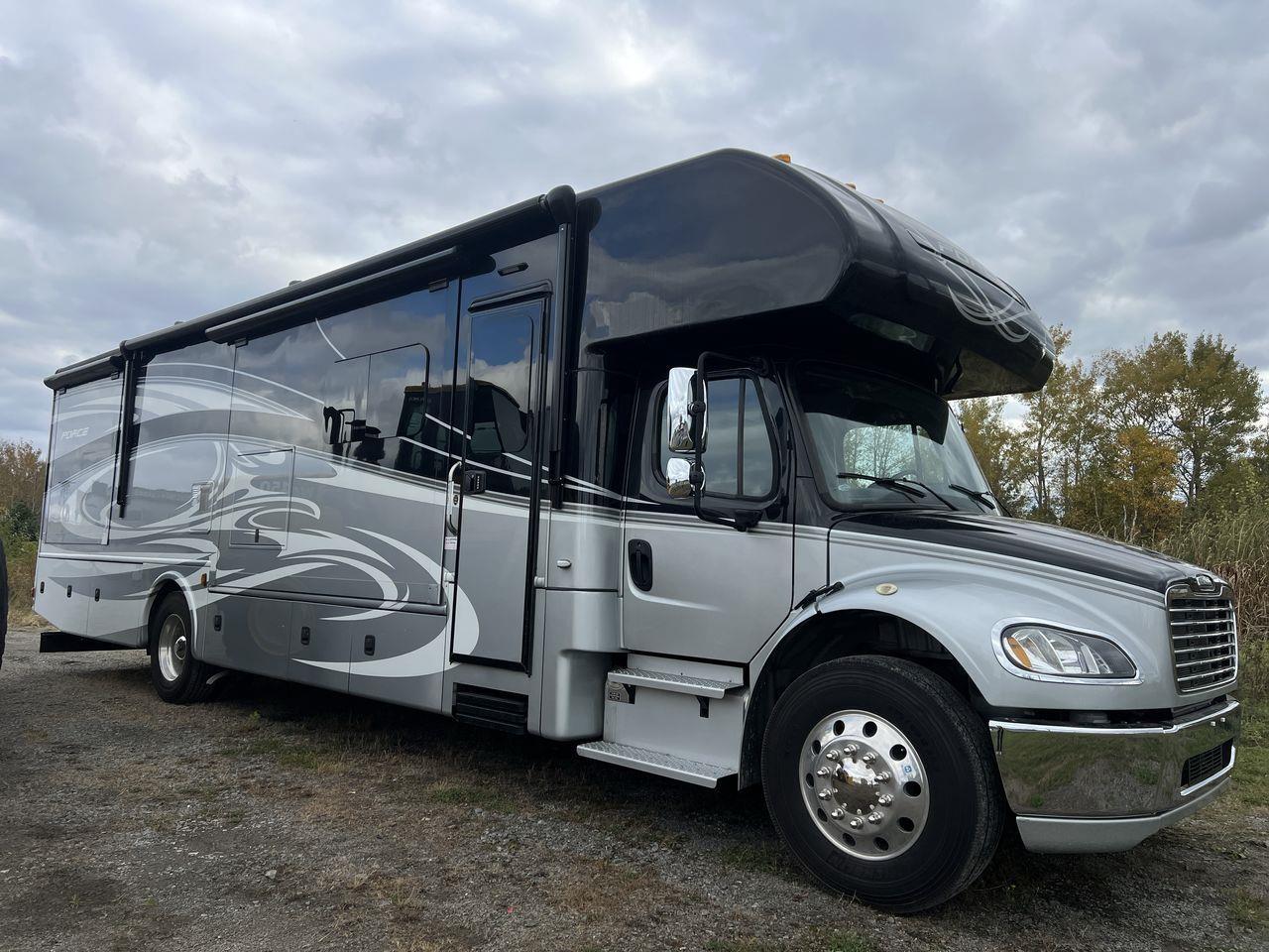 Used 2015 Freightliner MOTORHOME - FORCEFRC37 MOTORHOME- 38FT, A/C, 6 SLEEPS, POWER STEPS, 2 COUCH, 2 CHAIRS, STOVE, MICROWAVE, FRIDGE, TV, BATHRO for sale in Sudbury, ON