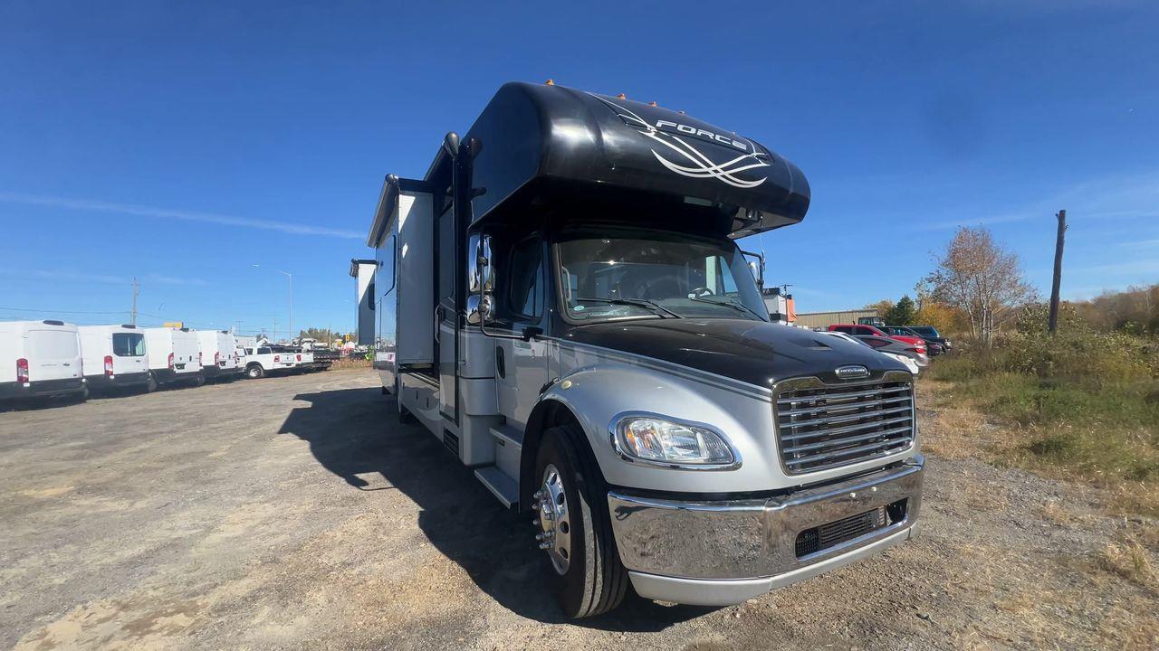 2015 Freightliner MOTORHOME - FORCEFRC37 MOTORHOME- 38FT, A/C, 6 SLEEPS, POWER STEPS, 2 COUCH, 2 CHAIRS, STOVE, MICROWAVE, FRIDGE, TV, BATHRO Photo
