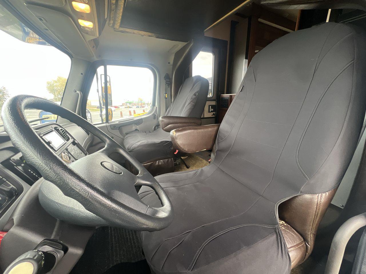 2015 Freightliner MOTORHOME - FORCEFRC37 MOTORHOME- 38FT, A/C, 6 SLEEPS, POWER STEPS, 2 COUCH, 2 CHAIRS, STOVE, MICROWAVE, FRIDGE, TV, BATHRO Photo