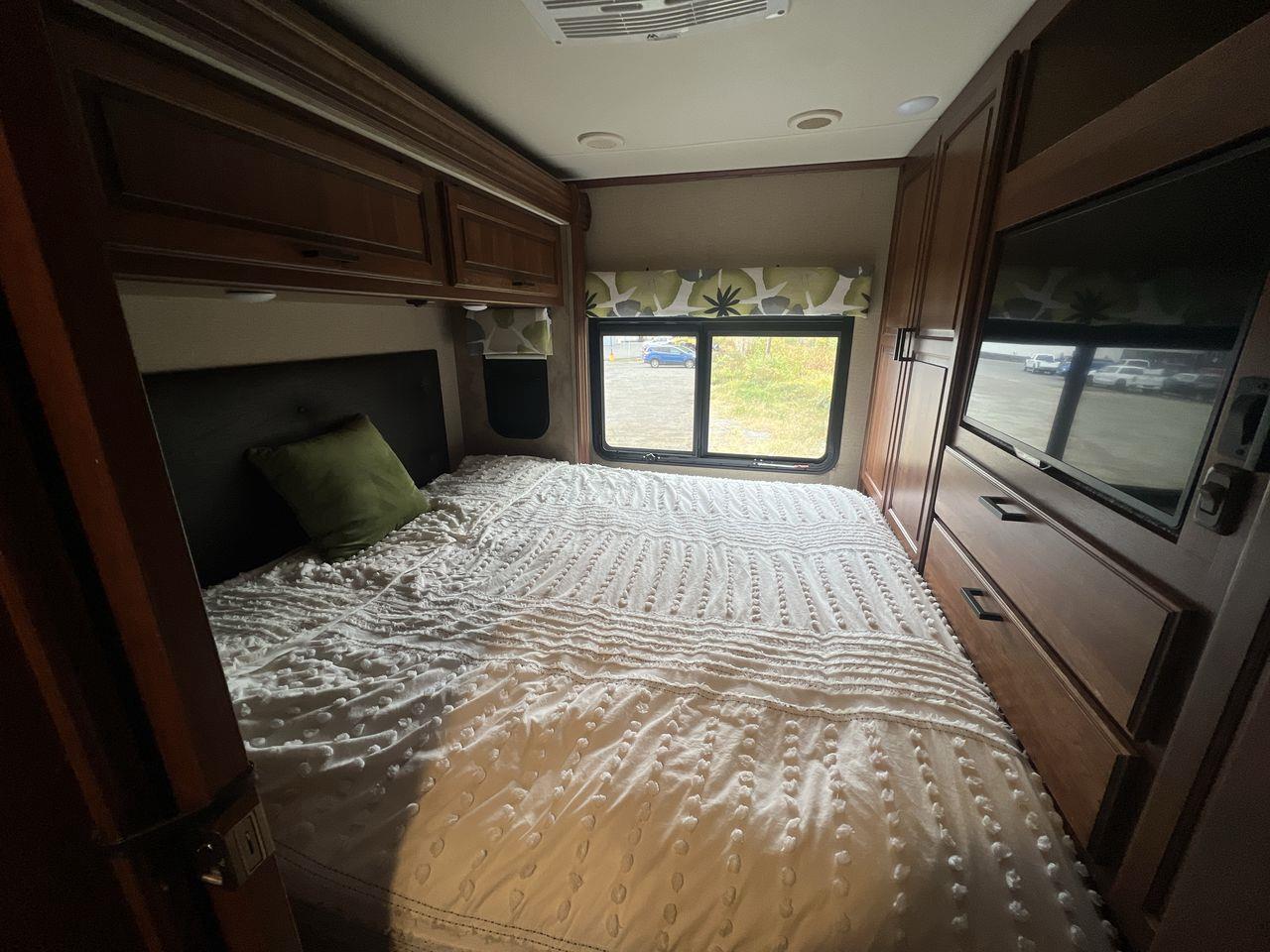 2015 Freightliner MOTORHOME - FORCEFRC37 MOTORHOME- 38FT, A/C, 6 SLEEPS, POWER STEPS, 2 COUCH, 2 CHAIRS, STOVE, MICROWAVE, FRIDGE, TV, BATHRO Photo