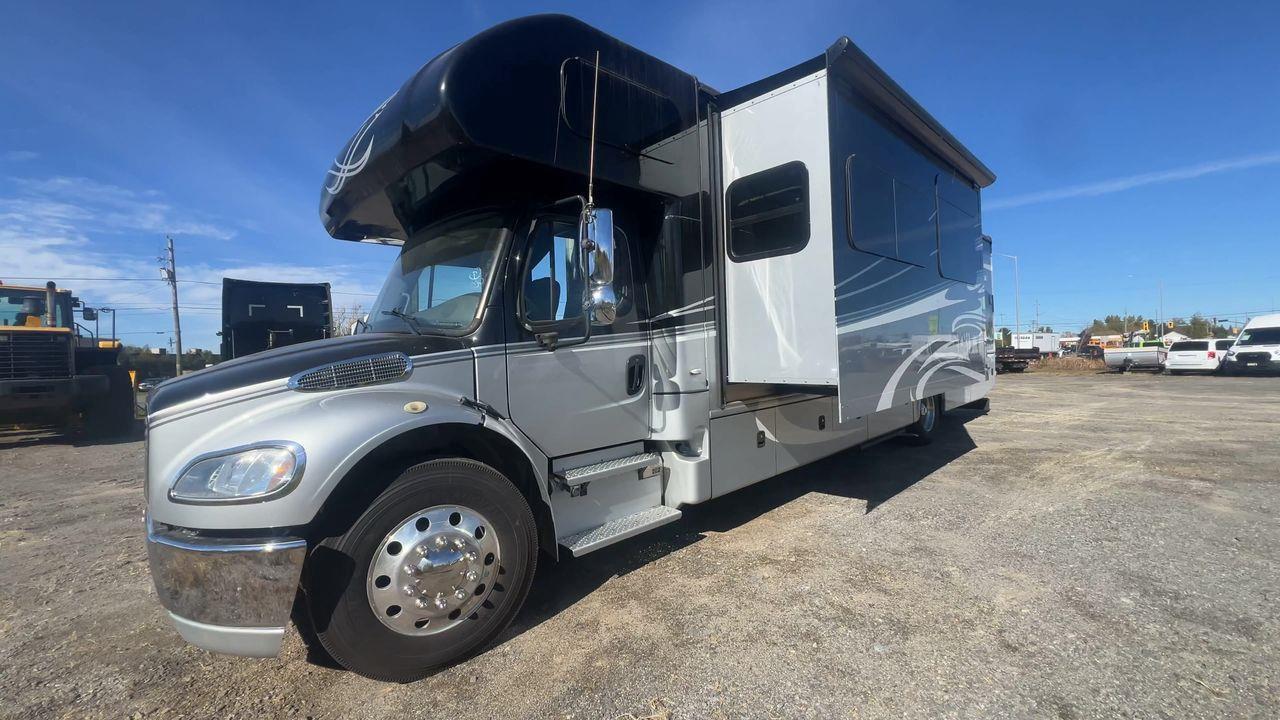 2015 Freightliner MOTORHOME - FORCEFRC37 MOTORHOME- 38FT, A/C, 6 SLEEPS, POWER STEPS, 2 COUCH, 2 CHAIRS, STOVE, MICROWAVE, FRIDGE, TV, BATHRO Photo