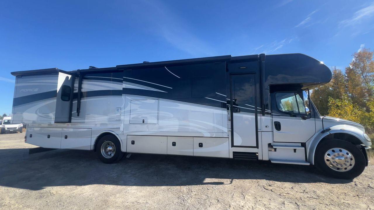 2015 Freightliner MOTORHOME - FORCEFRC37 MOTORHOME- 38FT, A/C, 6 SLEEPS, POWER STEPS, 2 COUCH, 2 CHAIRS, STOVE, MICROWAVE, FRIDGE, TV, BATHRO Photo