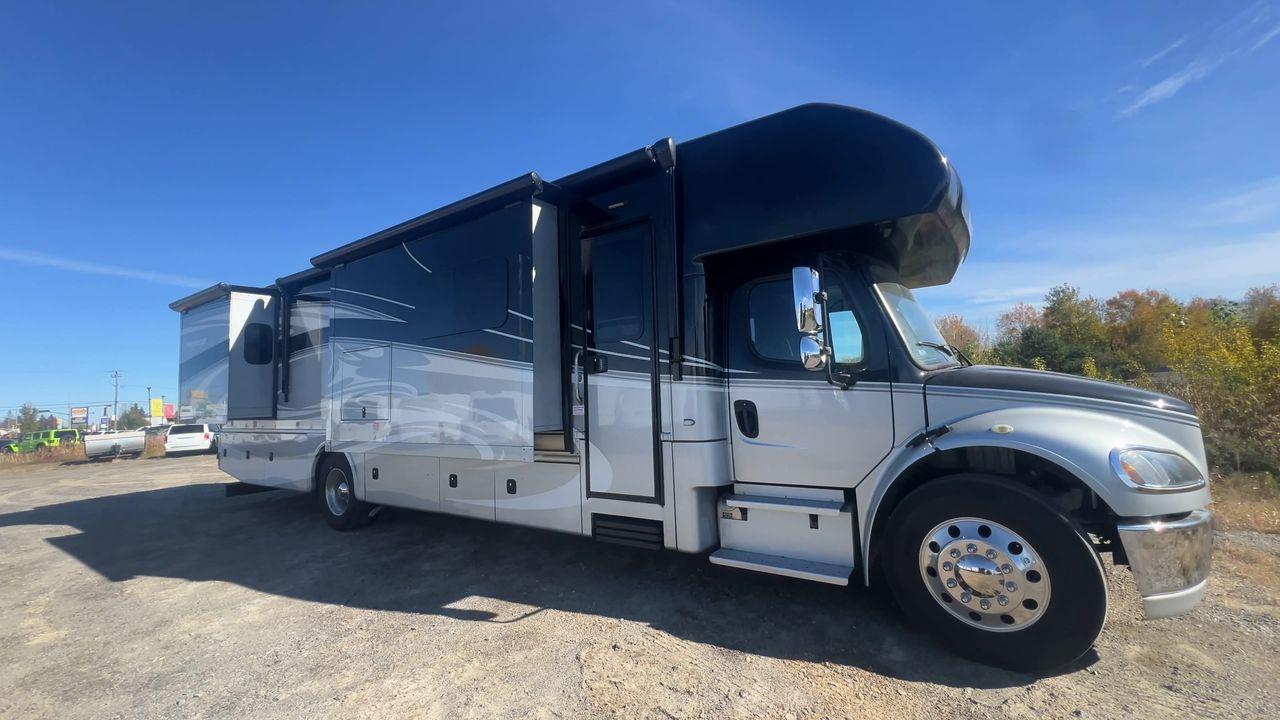 2015 Freightliner MOTORHOME - FORCEFRC37 MOTORHOME- 38FT, A/C, 6 SLEEPS, POWER STEPS, 2 COUCH, 2 CHAIRS, STOVE, MICROWAVE, FRIDGE, TV, BATHRO Photo