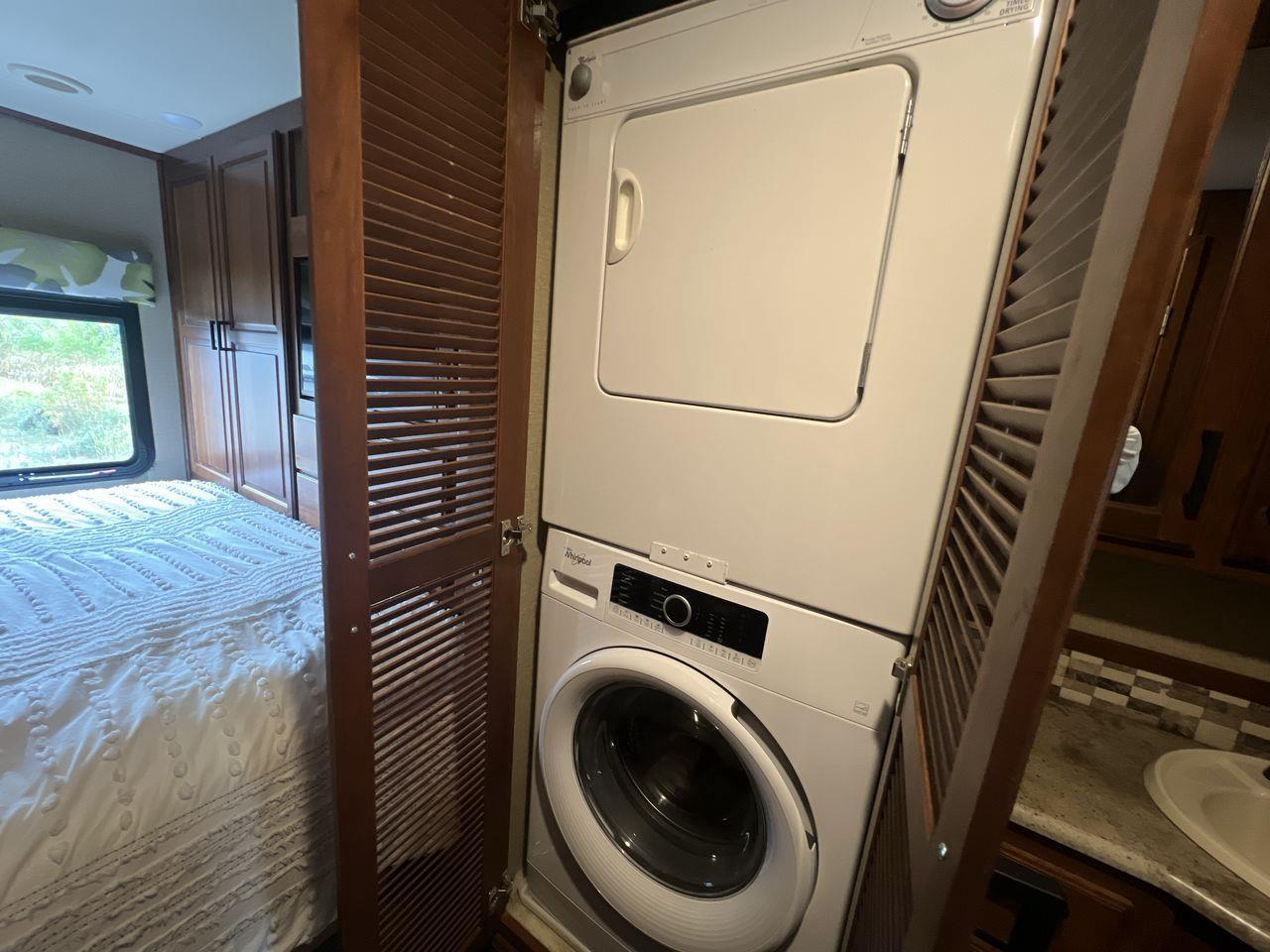 2015 Freightliner MOTORHOME - FORCEFRC37 MOTORHOME- 38FT, A/C, 6 SLEEPS, POWER STEPS, 2 COUCH, 2 CHAIRS, STOVE, MICROWAVE, FRIDGE, TV, BATHRO Photo