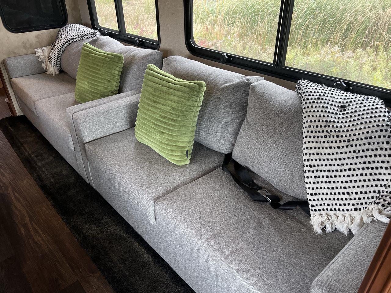2015 Freightliner MOTORHOME - FORCEFRC37 MOTORHOME- 38FT, A/C, 6 SLEEPS, POWER STEPS, 2 COUCH, 2 CHAIRS, STOVE, MICROWAVE, FRIDGE, TV, BATHRO Photo