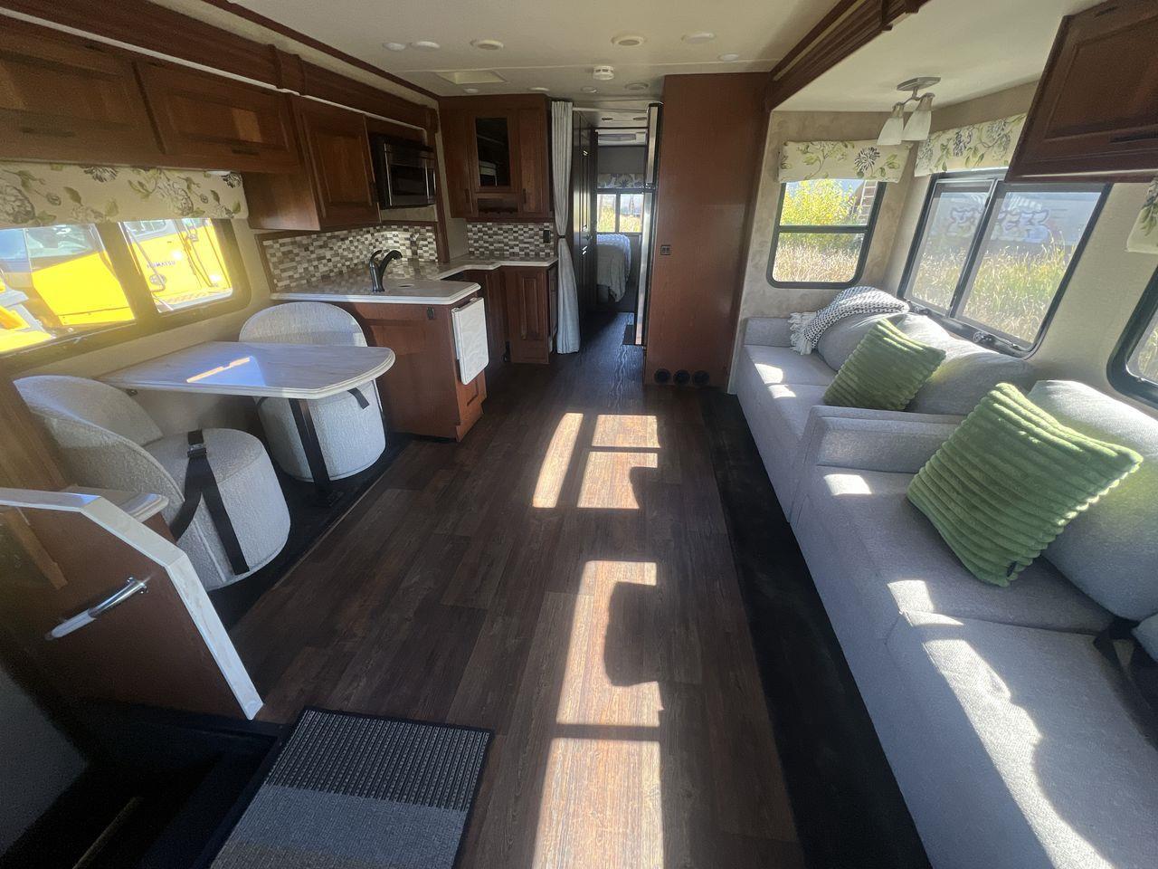 2015 Freightliner MOTORHOME - FORCEFRC37 MOTORHOME- 38FT, A/C, 6 SLEEPS, POWER STEPS, 2 COUCH, 2 CHAIRS, STOVE, MICROWAVE, FRIDGE, TV, BATHRO Photo