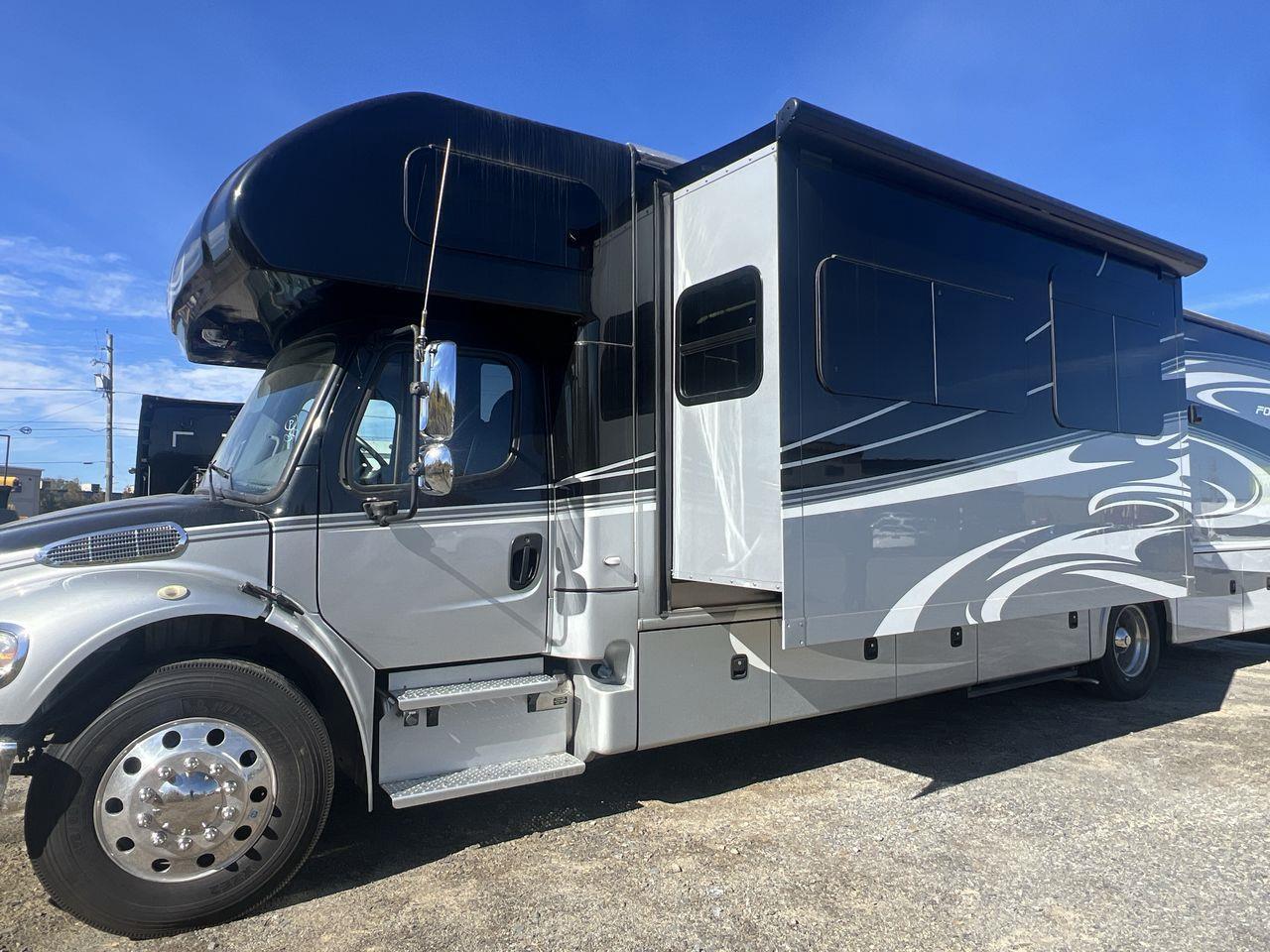 2015 Freightliner MOTORHOME - FORCEFRC37 MOTORHOME- 38FT, A/C, 6 SLEEPS, POWER STEPS, 2 COUCH, 2 CHAIRS, STOVE, MICROWAVE, FRIDGE, TV, BATHRO Photo