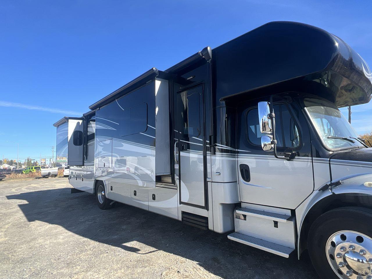 2015 Freightliner MOTORHOME - FORCEFRC37 MOTORHOME- 38FT, A/C, 6 SLEEPS, POWER STEPS, 2 COUCH, 2 CHAIRS, STOVE, MICROWAVE, FRIDGE, TV, BATHRO Photo