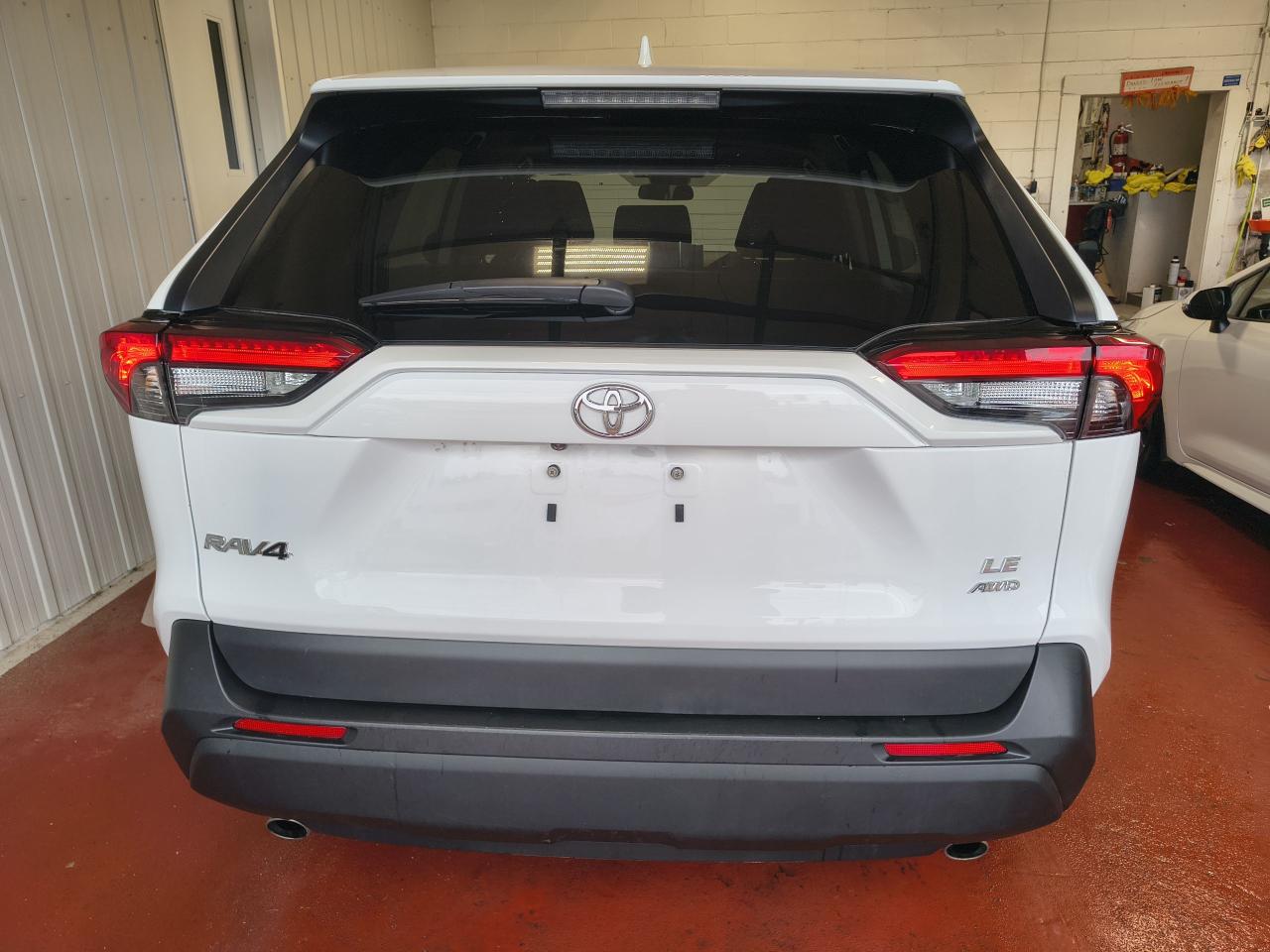 2022 Toyota RAV4 LE Photo0