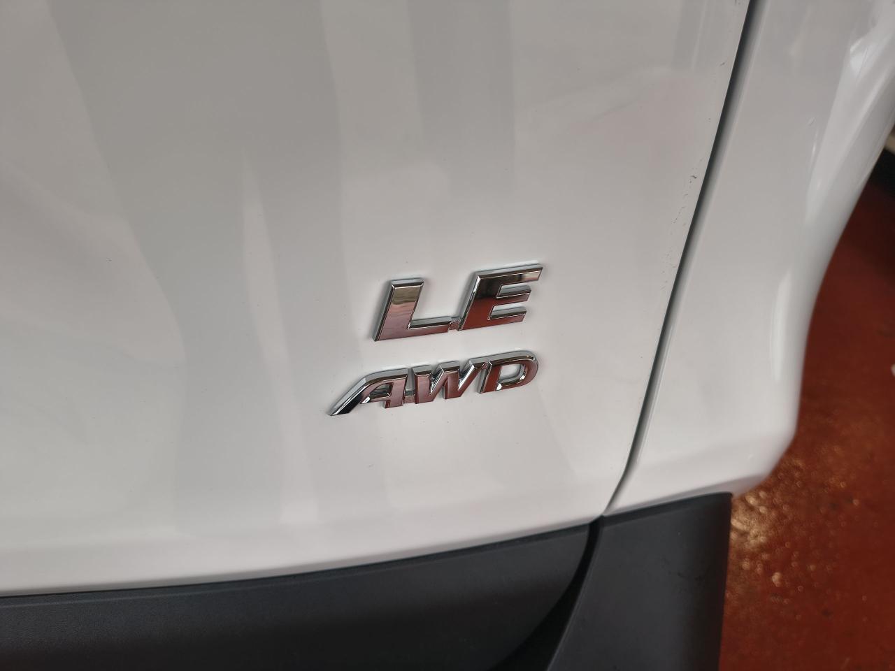 2022 Toyota RAV4 LE Photo0