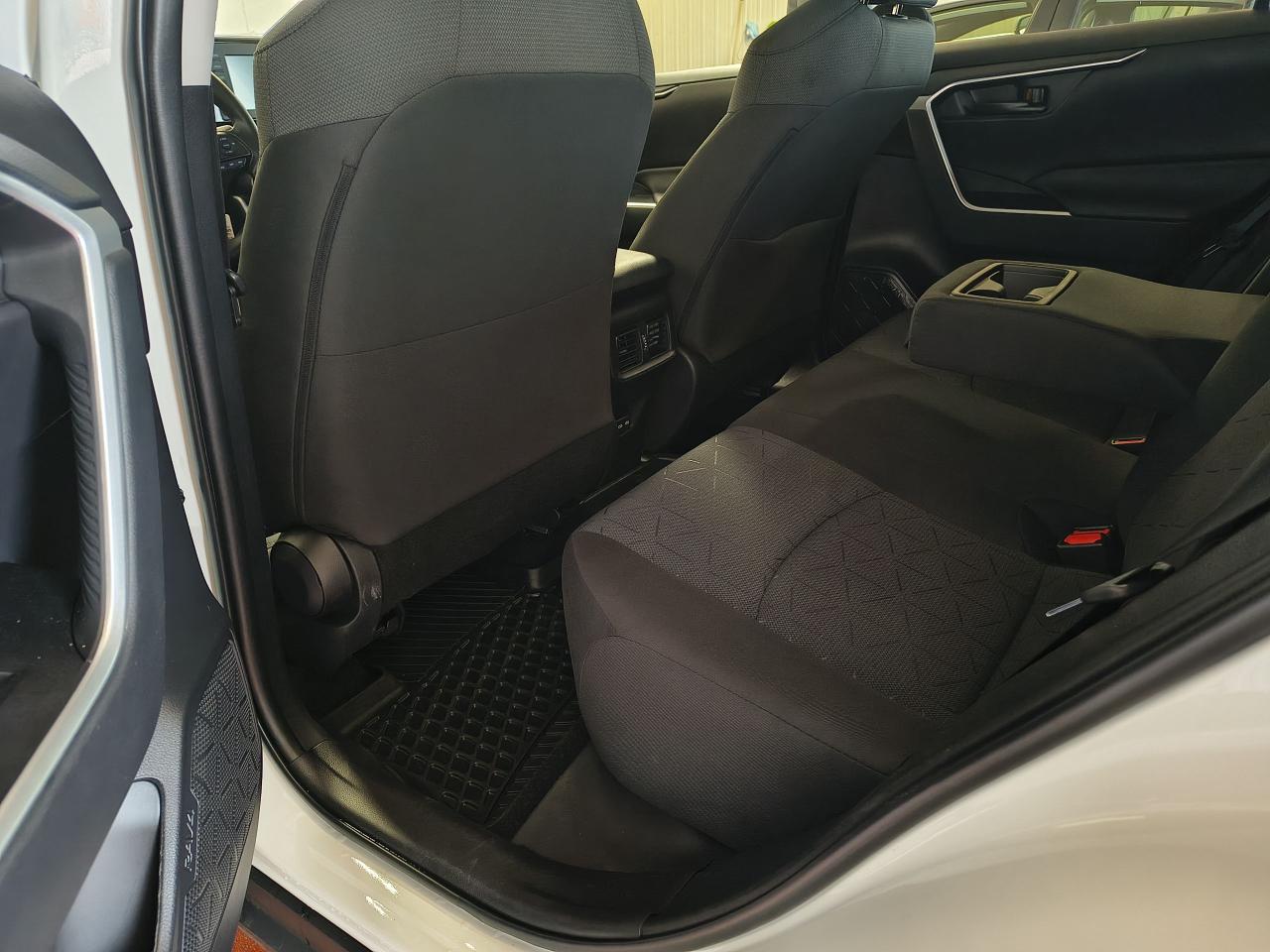 2022 Toyota RAV4 LE Photo0