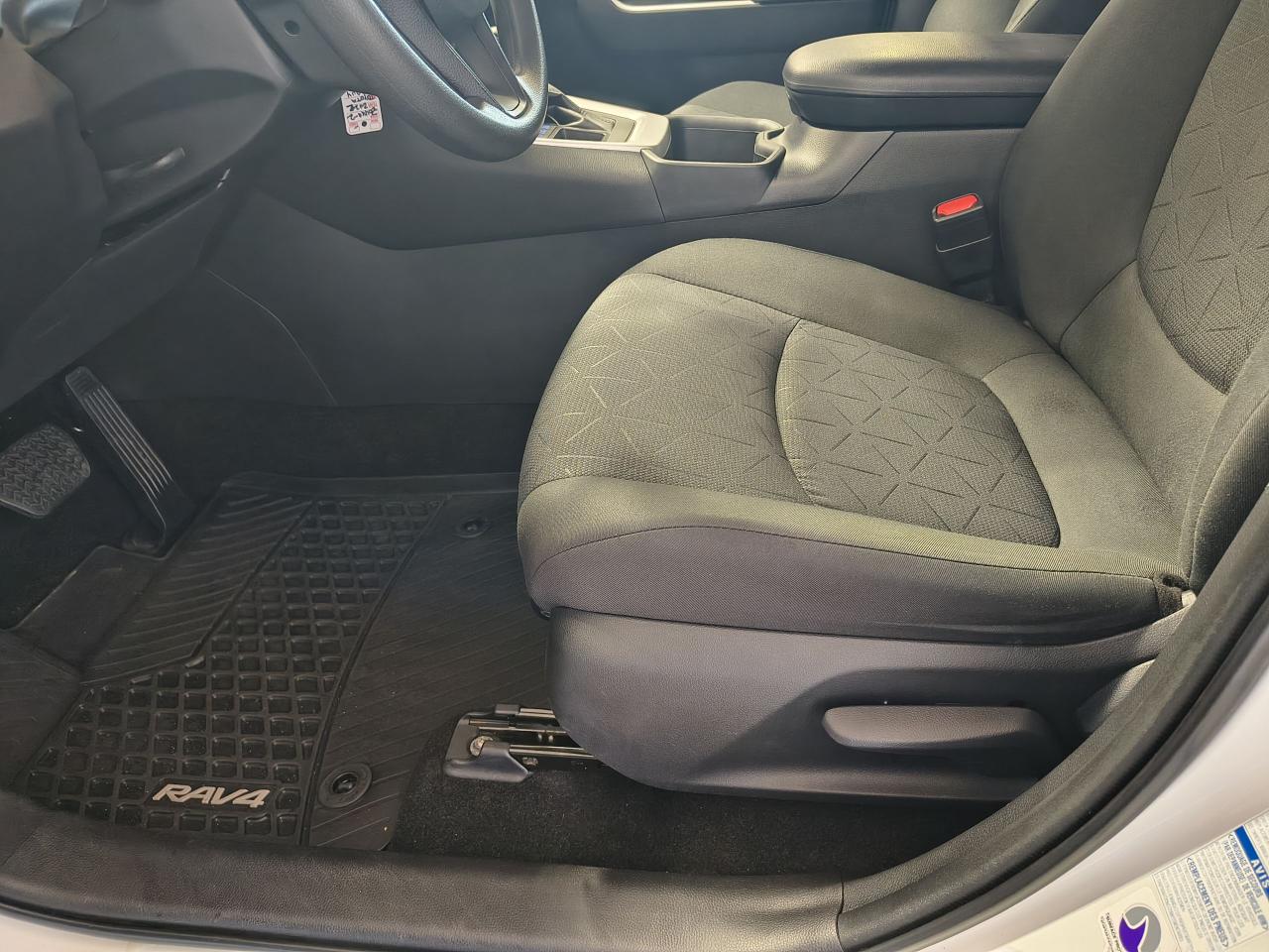 2022 Toyota RAV4 LE Photo0