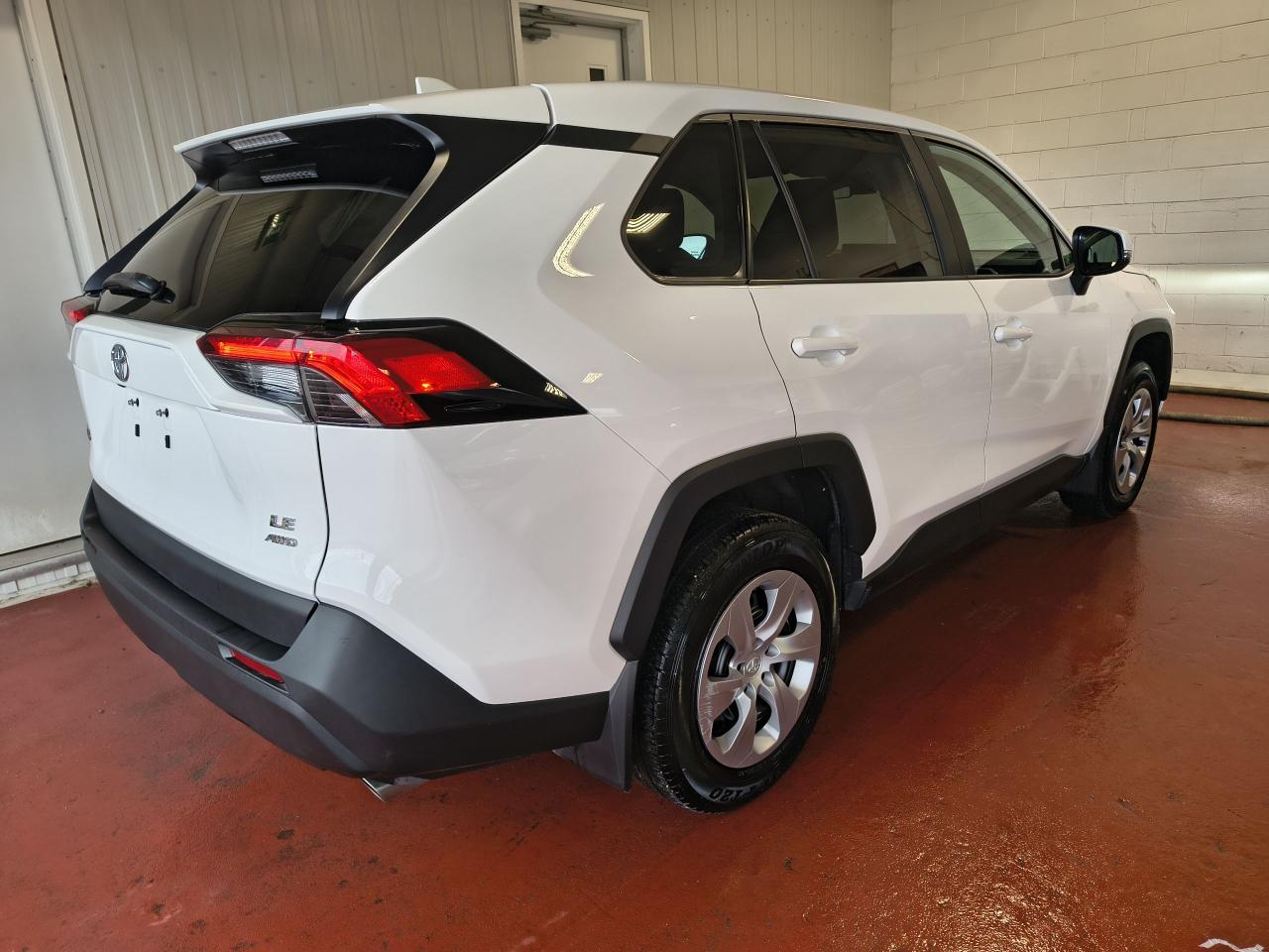 2022 Toyota RAV4 LE Photo0