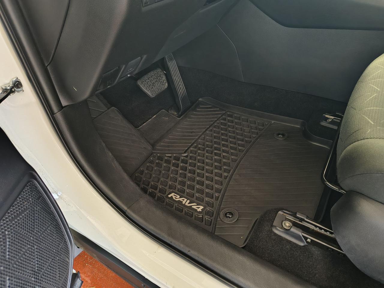 2022 Toyota RAV4 LE Photo0