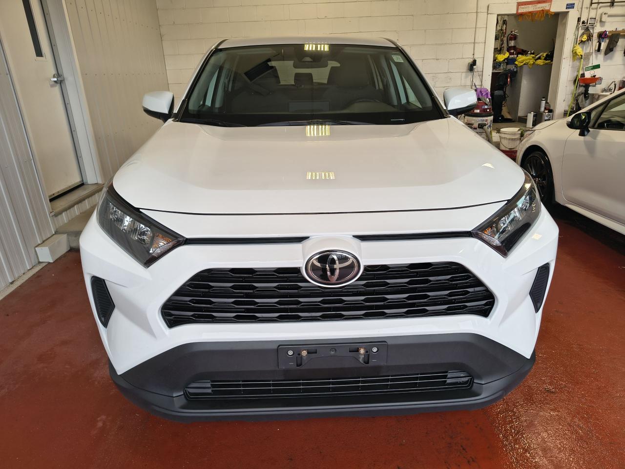2022 Toyota RAV4 LE Photo0