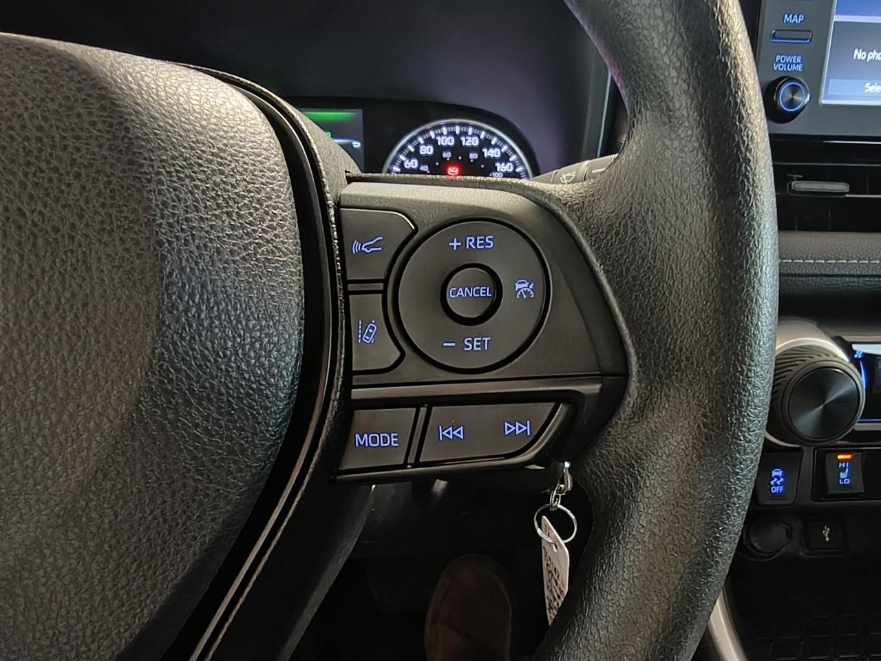 2022 Toyota RAV4 LE Photo0