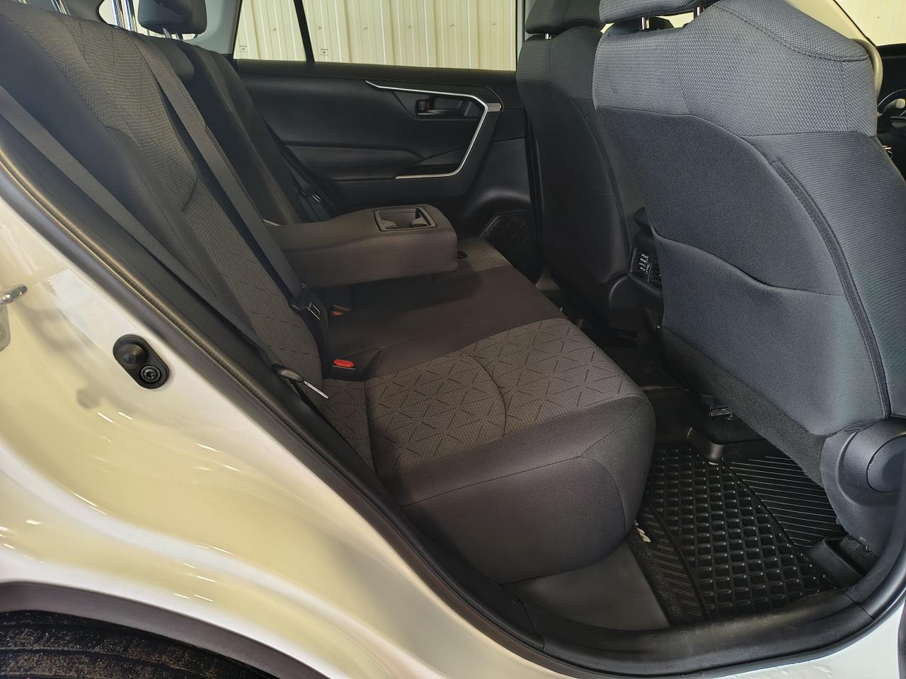 2022 Toyota RAV4 LE Photo0