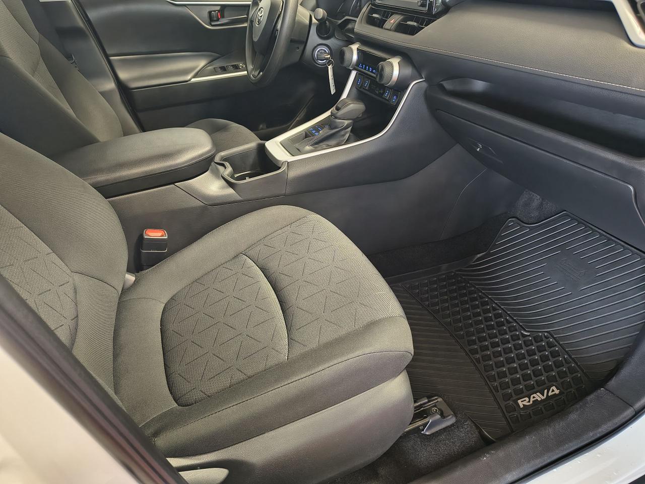 2022 Toyota RAV4 LE Photo0
