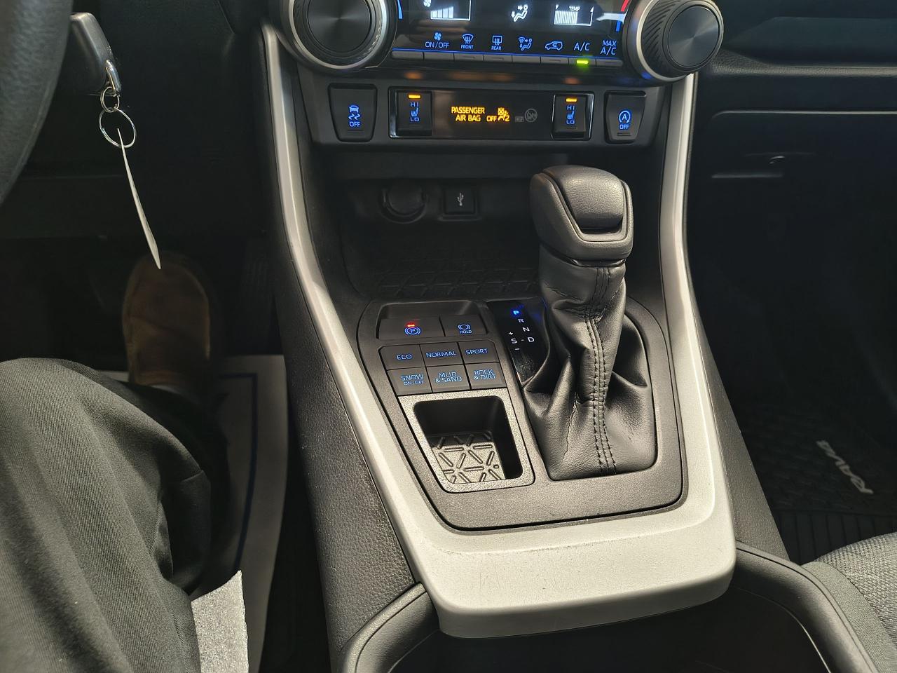 2022 Toyota RAV4 LE Photo0