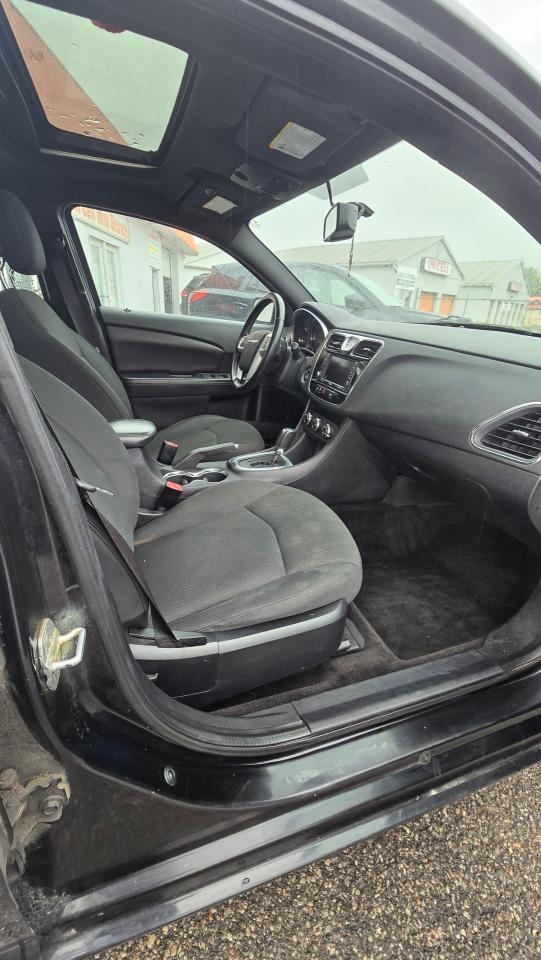 2011 Chrysler 200 Limited - Photo #11