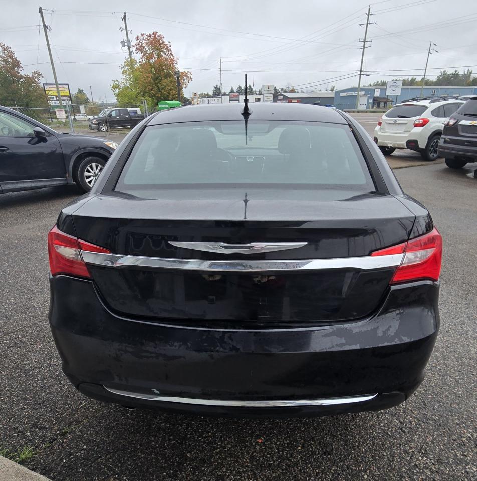 2011 Chrysler 200 Limited - Photo #4