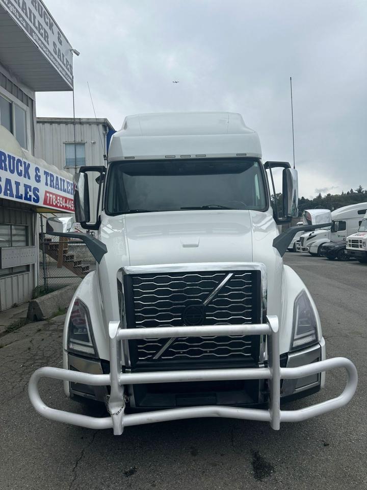2023 Volvo VNL64T 760 - Photo #2