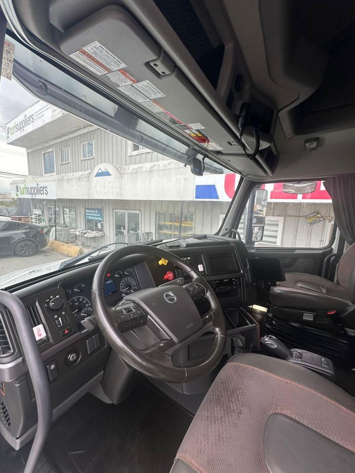 2023 Volvo VNL64T 760 - Photo #8