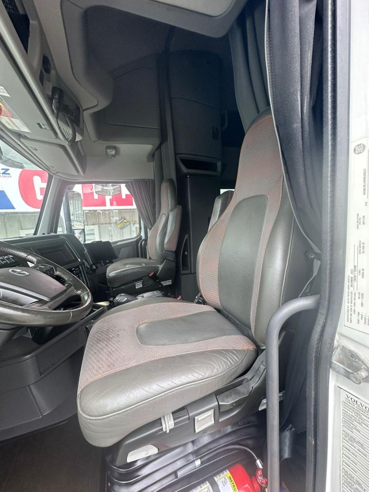 2023 Volvo VNL64T 760 - Photo #9