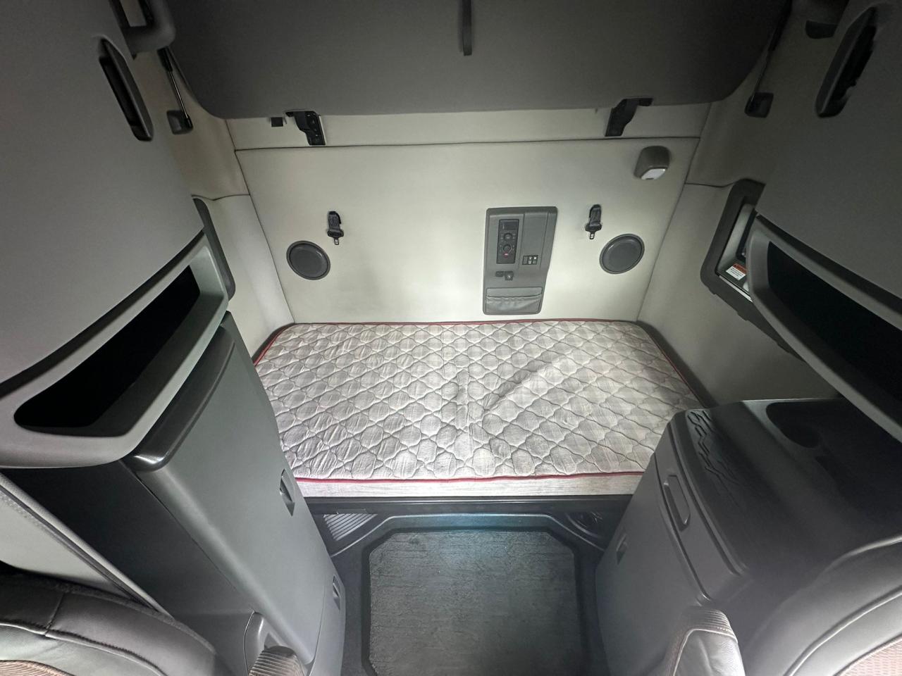 2023 Volvo VNL64T 760 - Photo #10